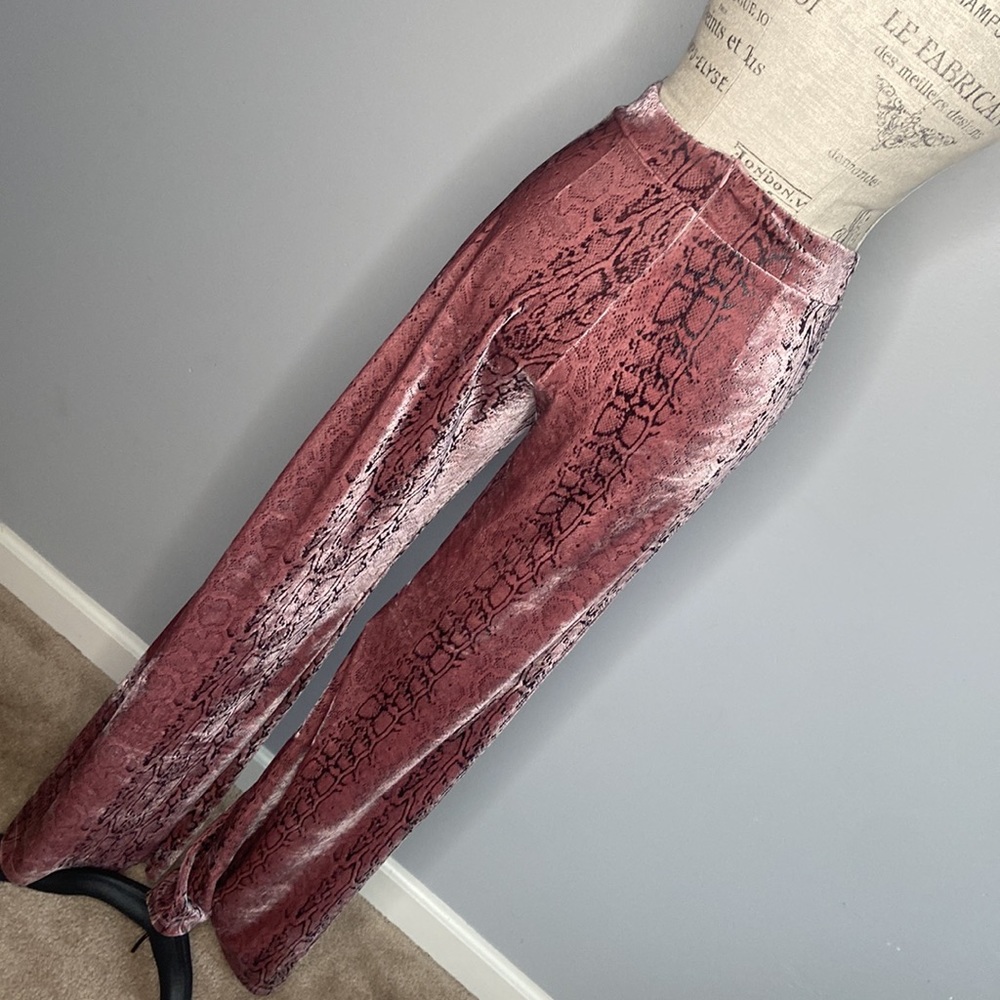Fashion Nova M Pink Black SnakeSkin ‘Velvet’ Feel Wide Leg Pants Zip Up - Picture 6 of 8